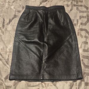 80s Wilsons Leather Snake Embossed Mini 8 fits modern XS/S Vintage Pencil Skirt